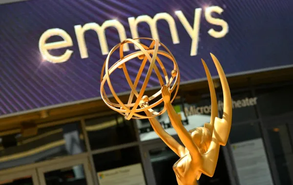 تمثال إيمي في مسرح مايكروسوفت في لوس أنجلوس، كاليفورنيا (Emmy statue at the Microsoft Theater in Los Angeles, California). مصدر الصورة: Chris DELMAS / AFP