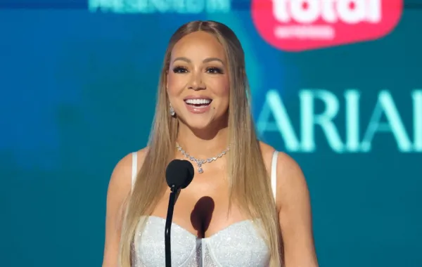 ماريا كاري في مسرح بيكوك في لوس أنجلوس (Mariah Carey at the Peacock Theatre in Los Angeles). مصدر الصورة: Michael Tran / AFP