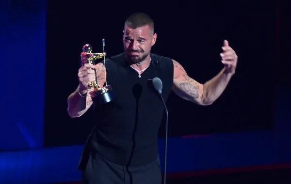 ريكي مارتن Ricky Martin من حفل توزيع جوائز إم تي في للفيديو الموسيقي 2025. مصدر الصورة:  ANGELA WEISS / AFP