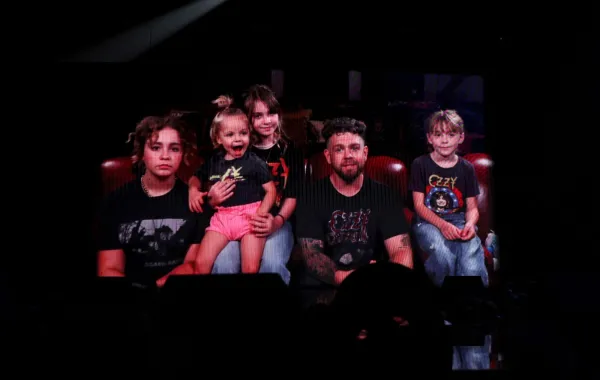 جاك أوزبورن مع أحفاد أوزي Jack Osbourne with Ozzy's grandchildren في فيديو تم بثه في حفل توزيع جوائز MTV VMAs عام 2025. مصدر الصورة: Mike Coppola/Getty Images for MTV/AFP