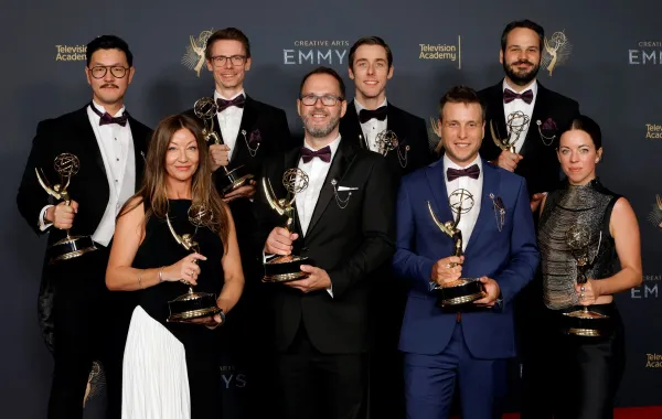 فريق عمل مسلسل The Penguin بعد فوزه بجائزة أفضل مؤثرات بصرية في حلقة واحدة خلال حفل جوائز إيمي للفنون الإبداعية 2025 – مصدر الصورة Frazer Harrison / GETTY IMAGES NORTH AMERICA / Getty Images via AFP