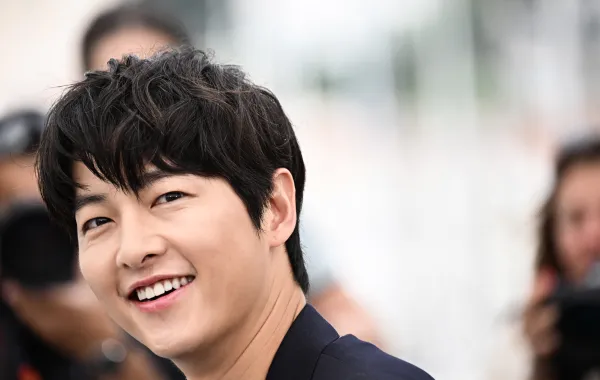 سونغ جونغ كي في مهرجان كان السينمائي 2023 - Song Joong-Ki at the 76th edition of the Cannes Film Festival in Cannes- مصدر الصورة LOIC VENANCE / AFP