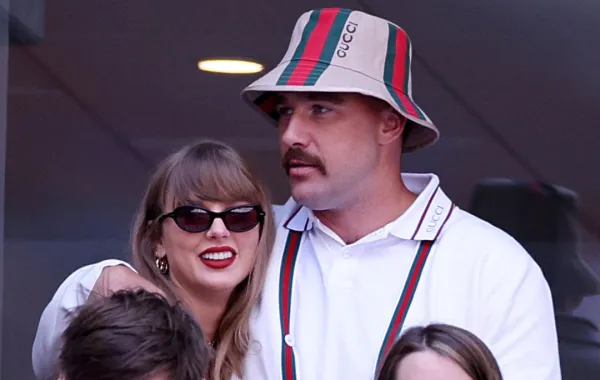 تايلور سويفت وترافيس كيلسي Taylor Swift and Travis Kelce - مصدر الصورة Photo by JAMIE SQUIRE / GETTY IMAGES NORTH AMERICA / Getty Images via AFP