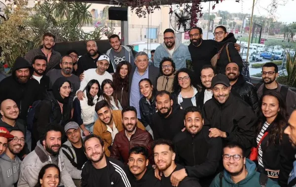 ماجد الكدواني يتوسط فريق عمل فيها إيه يعني- الصورة من المركز الإعلامي للفيلم