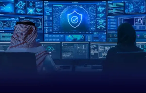 رجل وامرأة يعملان في مجال الأمن السيبراني 