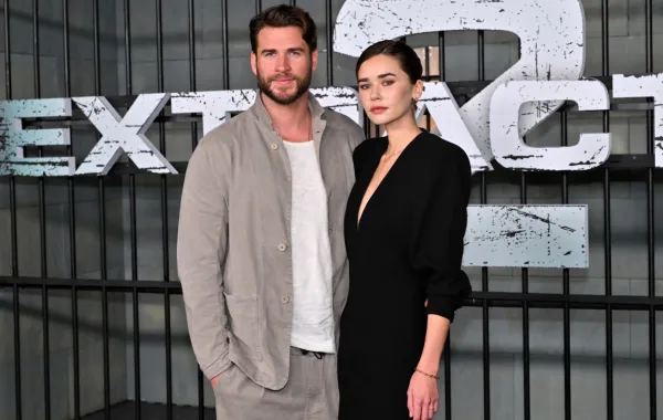 ليام هيمسورث وجابرييلا بروكس في مركز لينكولن في مدينة نيويورك (Liam Hemsworth and Gabriella Brooks at Lincoln Center in New York City). مصدر الصورة:  ANGELA WEISS / AFP