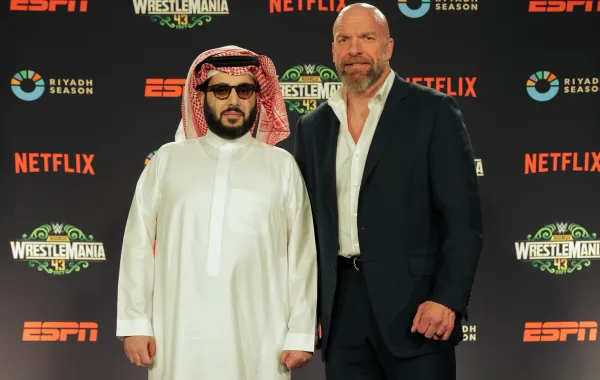 رئيس مجلس إدارة الهيئة العامة للترفيه المستشار تركي آل الشيخ والمدير التنفيذي للمحتوى في WWE، بول تريبل إتش ليفيسك. الصورة من الحساب الرسمي للمستشار تركي آل الشيخ على منصة x