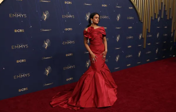 الممثلة الأسترالية شبانة عزيز Australian actress Shabana Azeez، من حفل توزيع جوائز إيمي برايمتايم 2025. مصدر الصورة: Patrick T. Fallon / AFP