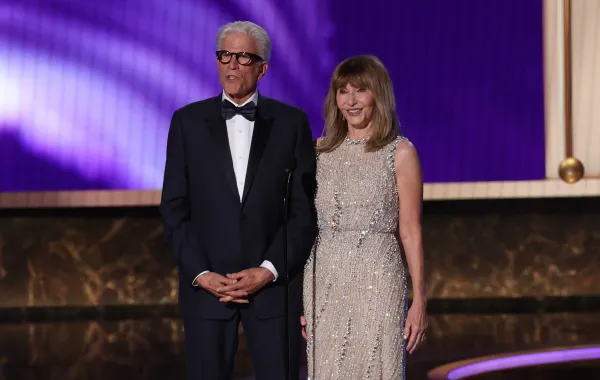 تيد دانسون وماري ستينبورجين Ted Danson and Mary Steenburgen بحفل توزيع جوائز إيمي برايمتايم 2025. مصدر الصورة: VALERIE MACON / AFP