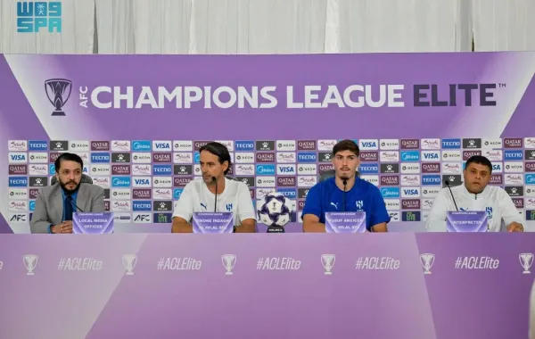 سيموني إنزاغي المدير الفني لفريق الهلال الأول لكرة القدم واللاعب  يوسف أكتشيشيك وآخرين