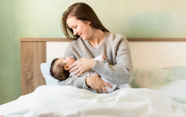 صورة تعبر عن تواصل المولود مع الأم
