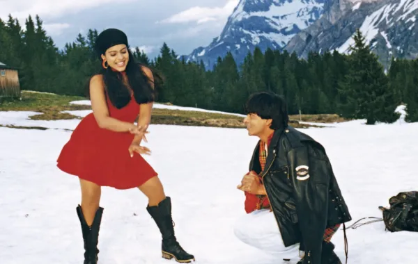 شاروخان وكاجول من فيلم Dilwale Dulhania Le Jayenge- الصورة من موقع IMDB