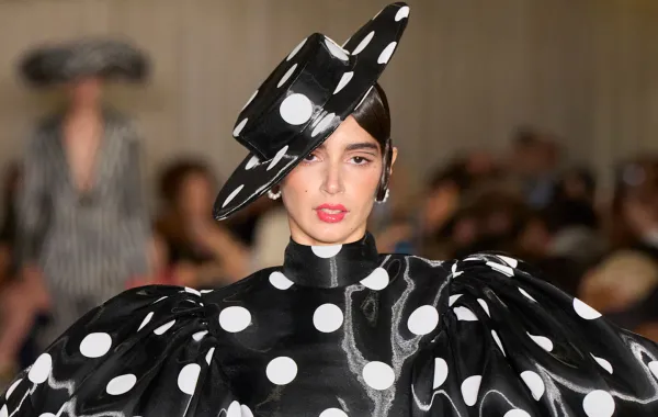 قبعة من كريستيان سيريانو Christian Siriano - الصورة من Launchmetrics/Spotlight ©