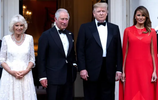 الرئيس دونالد ترامب وميلانيا ترامب والأمير تشارلز وزوجته كاميلا دوقة كورنوال (President Donald Trump and Melania Trump, Prince Charles and his wife Britain's Camilla, Duchess of Cornwall). مصدر الصورة: Niklas HALLE'N / AFP