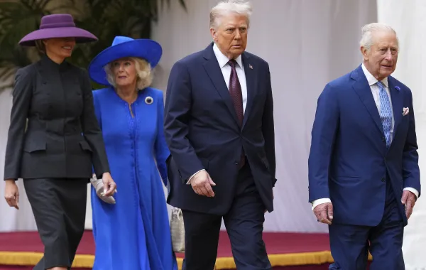 الملك تشارلز يستقبل دونالد ترامب في ساحة قلعة وندسور ( King Charles welcomes Donald Trump to Windsor Castle ). مصدر الصورة: Kirsty Wigglesworth / POOL / AFP