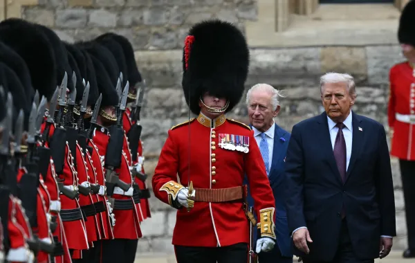 الملك تشارلز ودونالد ترامب في ساحة قلعة وندسور ( King Charles and Donald Trump in the courtyard of Windsor Castle ). مصدر الصورة: ANDREW CABALLERO-REYNOLDS / AFP