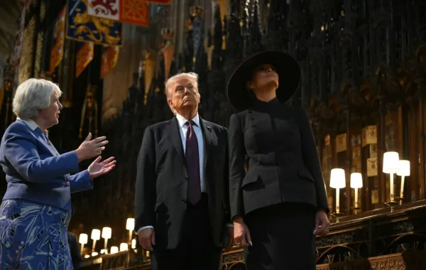 دونالد ترامب وميلانيا ترامب في قلعة وندسور، في وندسور (Donald Trump and Melania Trump at Windsor Castle, in Windsor). مصدر الصورة: ANDREW CABALLERO-REYNOLDS / POOL / AFP