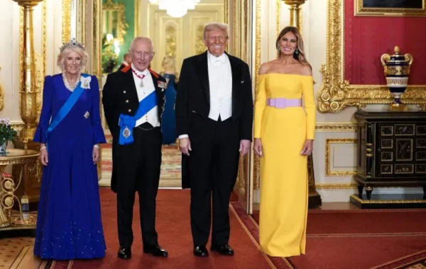 السيدة الأولى ميلانيا ترامب Melania Trump والرئيس الأمريكي دونالد ترامب Donald Trump إلى جانب ملك بريطانيا تشارلز الثالث وزوجته الملكة القرينة كاميلا King Charles III & Queen Camilla (مصدر الصورة  Doug MILLS / POOL / AFP)