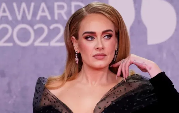 أديل لدى وصولها إلى حفل توزيع جوائز بريت 2022 في لندن (Adele upon her arrival for the BRIT Awards 2022 in London)، مصدر الصورة: Niklas HALLE'N / AFP