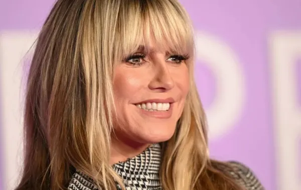 هايدي كلوم تصل لحضور حفل توزيع جوائز Green Carpet Fashion Awards في NeueHouse Hollywood، في لوس أنجلوس، كاليفورنيا Heidi Klum arrives for the Green Carpet Fashion Awards at the NeueHouse Hollywood, in Los Angeles, California - مصدر الصورة: (Photo by Patrick T. Fallon / AFP)