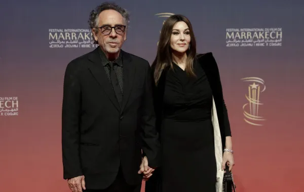 مونيكا بيلوتشي وتيم بيرتون Monica Bellucci and Tim Burton، من مهرجان مراكش السينمائي الدولي 2024. مصدر الصورة: AFP