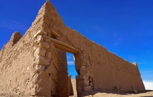 مبنى أثري في لينة بالحدود الشمالية