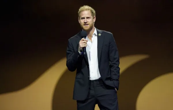 الأمير هاري في قاعة روجرز أرينا في فانكوفر كندا (Prince Harry at Rogers Arena in Vancouver, Canada). مصدر الصورة: Jeff Vinnick/Getty Images for Invictus Games Vancouver Whistler 2025/AFP