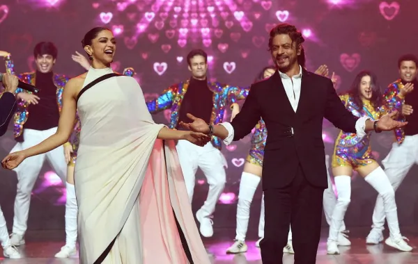 ديبيكا بادكون وشاروخان في مومباي (Shah Rukh Khan and Deepika Padukone in Mumbai). مصدر الصورة: Sujit JAISWAL / AFP