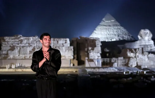 بوراك دينيز أمام الأهرامات خلال زيارته لمصر(Burak Deniz in front of the pyramids during his visit to Egypt). مصدر الصورة: Art d'Egypte / AFP