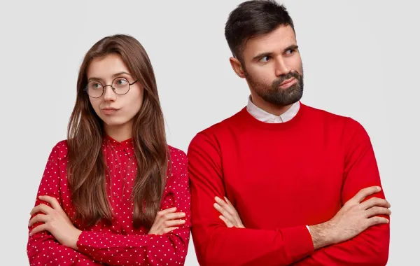 زوجان يبدو أنهما مختلفان، فكل منهما ينظر في اتجاه بعيد عن الآخر بتذمر  