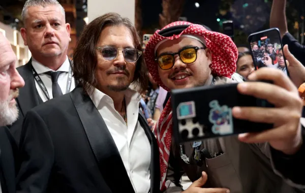جوني ديب Johnny Depp وسط الجمهور السعودي من مهرجان البحر الأحمر السينمائي 2025. مصدر الصورة: Patrick BAZ / Factstory for the Red Sea International Festival (RSFF) / AFP