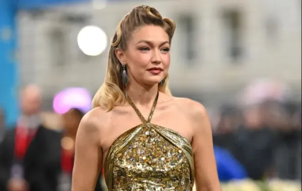 جيجي حديد في حفل ميت غالا 2025 ( Gigi Hadid at the Met Gala 2025 ). مصدر الصورة: ANGELA WEISS / AFP