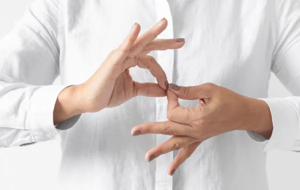 شابة تتحدث بلغة الإشارة  