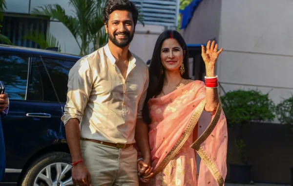 فيكي كوشال وكاترينا كيف (Vicky Kaushal and Katrina Kaif in Mumbai). مصدر الصورة: Sujit JAISWAL / AFP