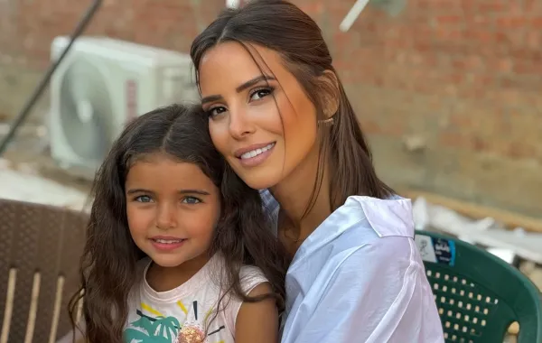 إيمان العاصي مع الطفلة التي تجسد دَور ابنتها بالمسلسل- الصورة من حساب الطفلة جوليا على إنستغرام