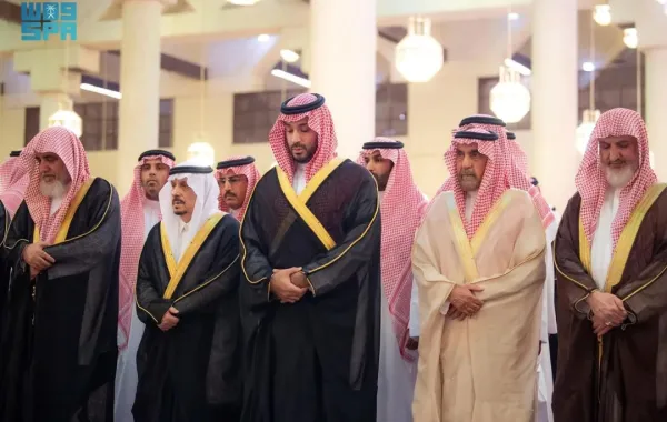 الأمير محمد بن سلمان بن عبدالعزيز آل سعود ولي العهد السعودي وأمير منطقة الرياض وعدد من الحضور أثناء إقامة صلاة الميت على المفتي العام للمملكة