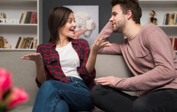 زوجة تتحدث مع زوجها وتناقشه بموضوعية وهو يبدو منصتاً مستجيباً وسعيداً