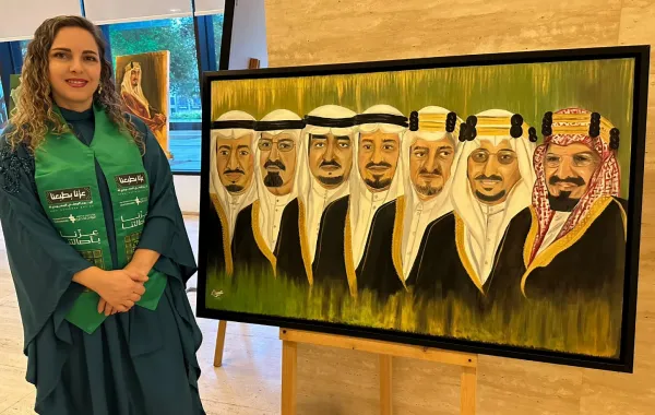 عبير بو حمدان مع لوحتها الملوك