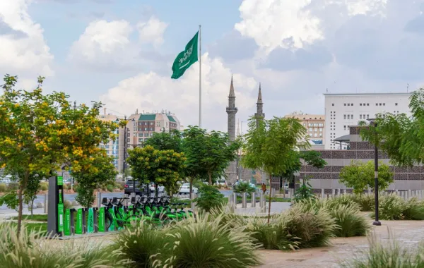 العلم السعودي يرفرف في سماء المدينة المنورة غرب المملكة العربية السعودية