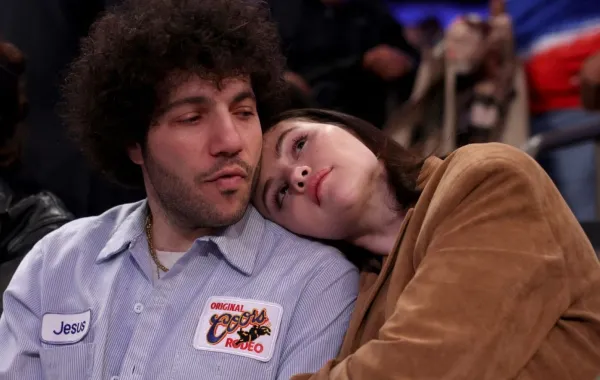 بيني بلانكو وسيلينا غوميز في ماديسون سكوير جاردن في مدينة نيويورك (Benny Blanco and Selena Gomez at Madison Square Garden in New York City). مصدر الصورة: Elsa/Getty Images/AFP