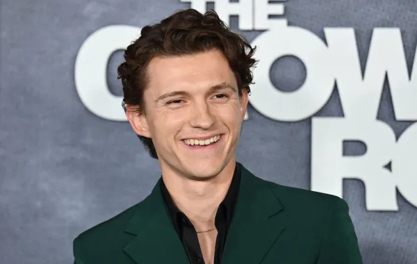 توم هولاند في متحف الفن الحديث في مدينة نيويورك (Tom Holland at the Museum of Modern Art in New York City). مصدر الصورة: ANGELA WEISS / AF