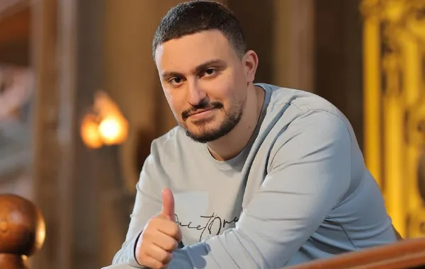 ياسين السقا يطمئن الجمهور على حالة والده الصحية