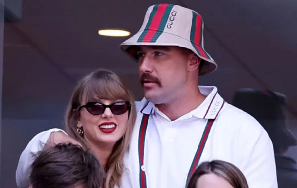 تايلور سويفت وترافيس كيلسي Taylor Swift and Travis Kelce - مصدر الصورة Photo by JAMIE SQUIRE / GETTY IMAGES NORTH AMERICA / Getty Images via AFP