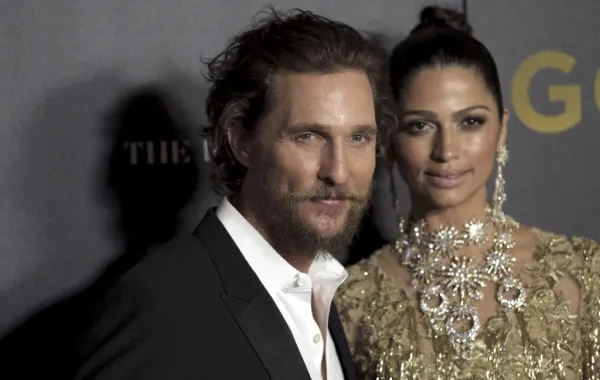 ماثيو ماكونهي وكاميلا ألفيز في نيويورك ( Matthew McConaughey and Camila Alves ). مصدر الصورة: Dimitrios Kambouris / GETTY IMAGES NORTH AMERICA / Getty Images via AFP