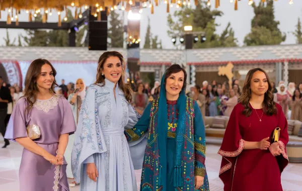 الملكة رانيا العبدالله مع عزة السديري والدة الأميرة رجوة، وبجانبها الأميرتان إيمان وسلمى – مصدر الصورة Photo by - / Office of Her Majesty Queen Rania Al Abdullah / AFP