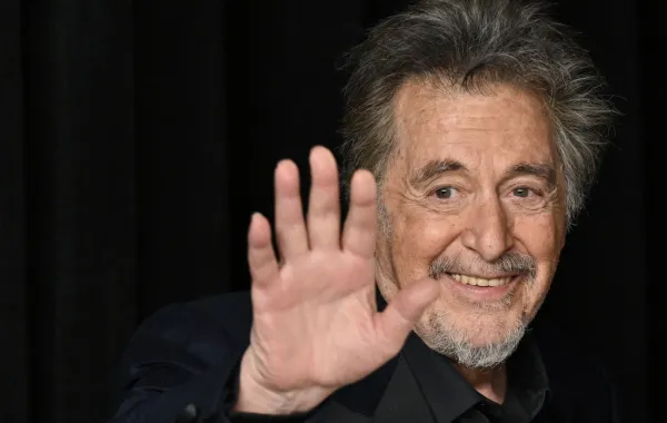 أل باتشينو Al Pacino waves as he leaves the press room during the 96th Annual Academy Awards at the Dolby Theatre in Hollywood (Photo by Robyn BECK / AFP)