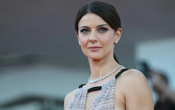 الممثلة الإيطالية باربرا رونشي على السجادة الحمراء لفيلم "إليزا" بمهرجان فينيسيا السينمائي   Barbara Ronchi attend the red carpet of the movie "Elisa" presented in competition at the 82nd International Venice Film Festival (Photo by Tiziana FABI / AFP)