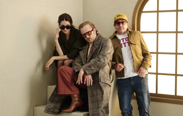 بوتسي بونسيرولي مع بن فوستر وشايلين وودلي من مهرجان تورنتو السينمائي الدولي Potsy Ponciroli with Ben Foster and Shailene Woodley at the Toronto International Film Festival (الصورة: Gareth Cattermole / Getty Images North America / Getty Images via AFP)