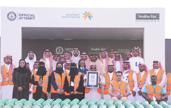 الموارد البشرية تدخل غينيس للأرقام القياسية بأكبر علم سعودي بفن الفسيفساء - الصورة من حساب الوزارة على منصة إكس