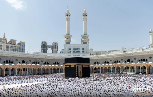 ضيوف الرحمن يؤدون الصلاة داخل ساحة الحرم المكي - الصورة من حساب  الهيئة العامة للعناية بشؤون المسجد الحرام والمسجد النبوي على منصة إكس
